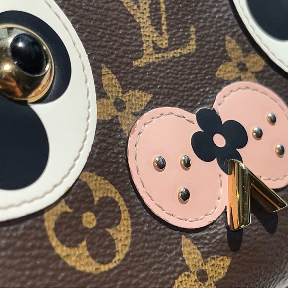 Louis Vuitton: Dog Zippy Monogram LV Leather Clutch Wallet - Picture 15 of 16